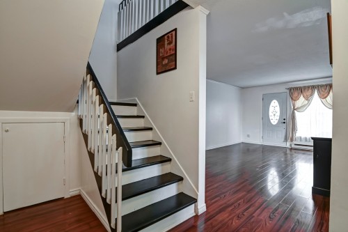 Escalier - 92A Rue Viking, Dollard-Des-Ormeaux, QC - Indoor Photo Showing Other Room