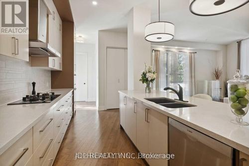 1436 Haig Boulevard, Mississauga, ON - Indoor Photo Showing Kitchen With Double Sink With Upgraded Kitchen
