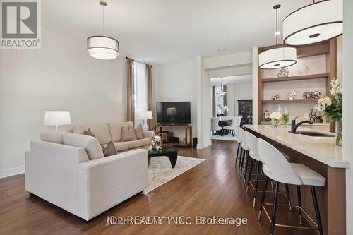1436 Haig Boulevard, Mississauga, ON - Indoor Photo Showing Living Room