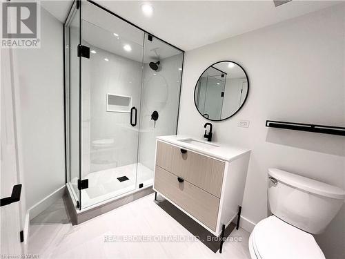 412 Exmoor Street, Waterloo, ON - Indoor Photo Showing Bathroom