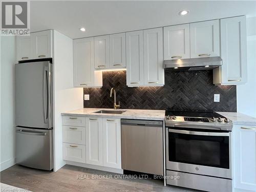 412 Exmoor Street, Waterloo, ON - Indoor Photo Showing Kitchen With Upgraded Kitchen