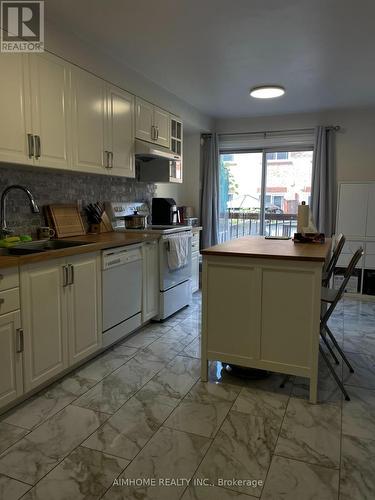 6928 Glory Court, Mississauga, ON - Indoor Photo Showing Kitchen