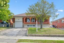 27 JOCADA ROAD  Toronto, ON M6L 2J4