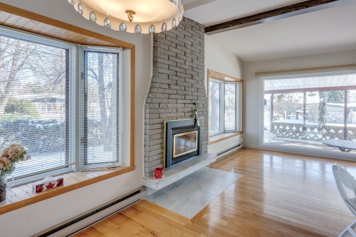Salle à manger - 560 Rue Hocquart, Laval (Duvernay), QC - Indoor Photo Showing Living Room With Fireplace