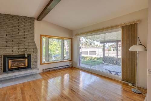 Salon - 560 Rue Hocquart, Laval (Duvernay), QC - Indoor Photo Showing Living Room With Fireplace