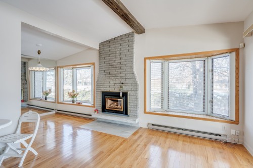 Salon - 560 Rue Hocquart, Laval (Duvernay), QC - Indoor Photo Showing Living Room With Fireplace