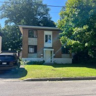 21 Rue L'Auberivière  Laval (Sainte-Rose), QC H7L 1B6