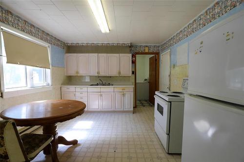 6 3Rd Avenue N, Lundar, MB - Indoor Photo Showing Kitchen With Double Sink