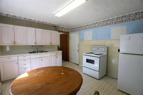 6 3Rd Avenue N, Lundar, MB - Indoor Photo Showing Kitchen With Double Sink