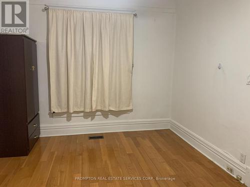 700 DUFFERIN STREET , Toronto, Ontario M6K 2B7 4