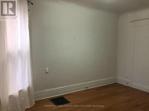 700 DUFFERIN STREET , Toronto, Ontario M6K 2B7 5