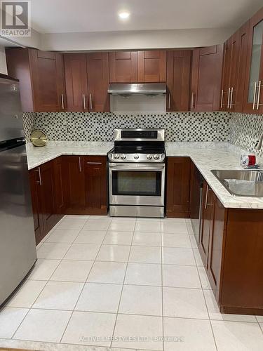 7647 Doverwood Drive, Mississauga, ON - Indoor Photo Showing Kitchen With Double Sink With Upgraded Kitchen