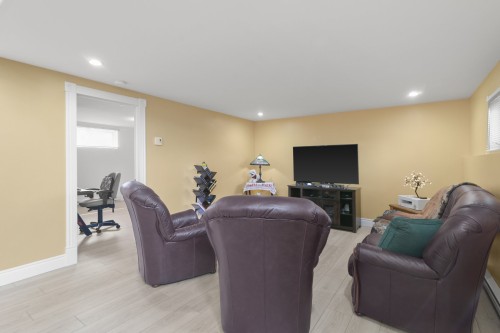 Salon - 108 Rue Vanier, Saint-Constant, QC - Indoor