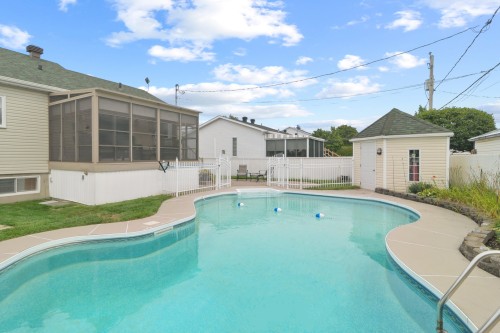 Pool - 108 Rue Vanier, Saint-Constant, QC 