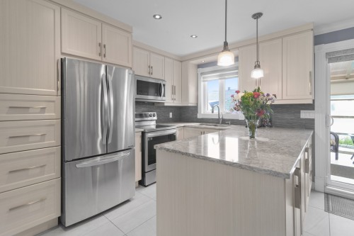 Cuisine - 108 Rue Vanier, Saint-Constant, QC - Indoor Photo Showing Kitchen With Upgraded Kitchen
