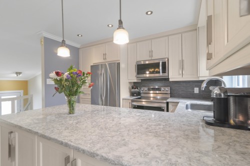 Cuisine - 108 Rue Vanier, Saint-Constant, QC - Indoor Photo Showing Kitchen With Upgraded Kitchen