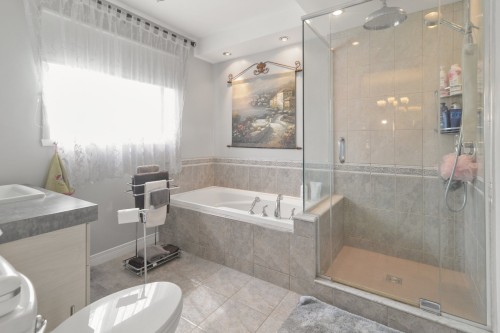 Salle de bains - 108 Rue Vanier, Saint-Constant, QC - Indoor Photo Showing Bathroom