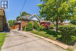 982 BRIAR HILL AVENUE Toronto, ON M6B 1M3