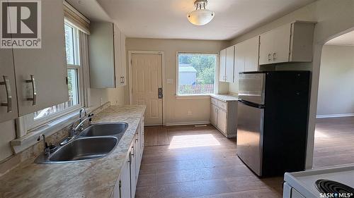 647 Robinson Street, Regina, SK - Indoor Photo Showing Kitchen With Double Sink