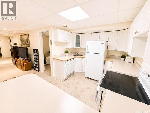 2906 Huget Place, Regina, SK - Indoor Photo Showing Kitchen