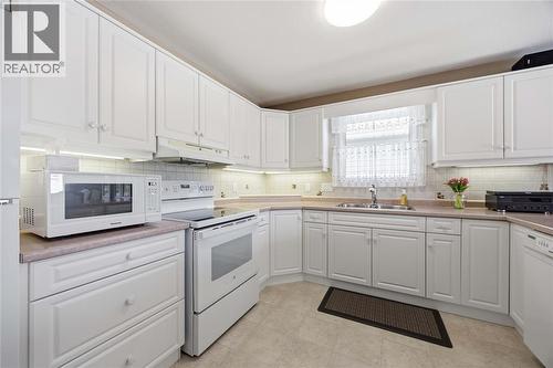 5700 Blackwell Sideroad Unit# 71, Sarnia, ON - Indoor Photo Showing Kitchen With Double Sink