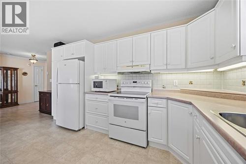 5700 Blackwell Sideroad Unit# 71, Sarnia, ON - Indoor Photo Showing Kitchen