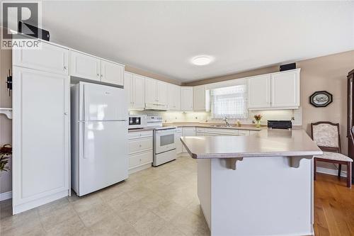 5700 Blackwell Sideroad Unit# 71, Sarnia, ON - Indoor Photo Showing Kitchen