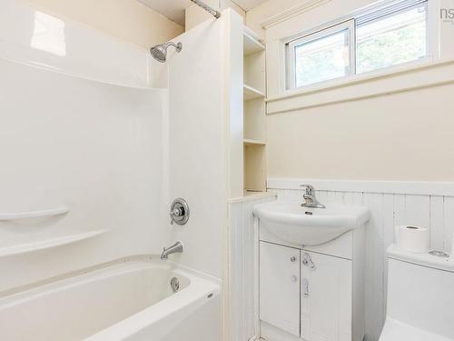 20 Queen Street, Middleton, NS - Indoor Photo Showing Bathroom