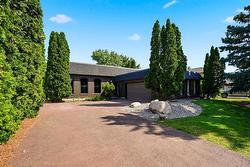 219 Edgewater Drive  Winnipeg, MB R2J 2V4