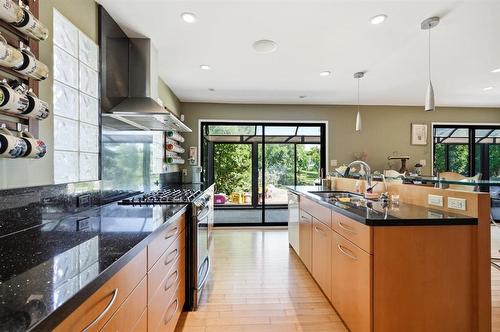 219 Edgewater Drive, Winnipeg, MB - Indoor Photo Showing Kitchen With Upgraded Kitchen