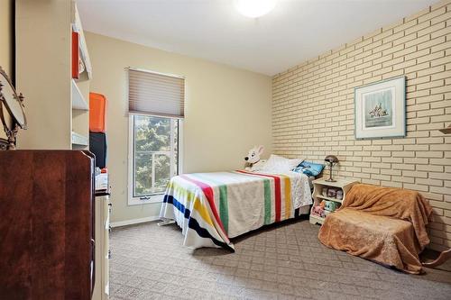 219 Edgewater Drive, Winnipeg, MB - Indoor Photo Showing Bedroom