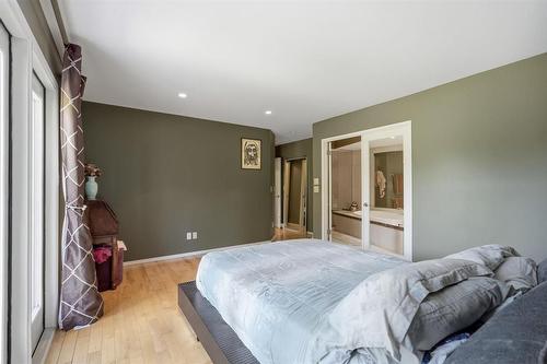 219 Edgewater Drive, Winnipeg, MB - Indoor Photo Showing Bedroom