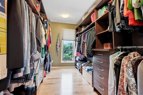 219 Edgewater Drive, Winnipeg, MB - Indoor With Storage