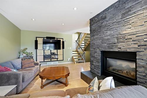 219 Edgewater Drive, Winnipeg, MB - Indoor Photo Showing Living Room With Fireplace