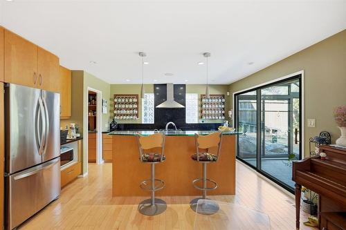219 Edgewater Drive, Winnipeg, MB - Indoor Photo Showing Kitchen