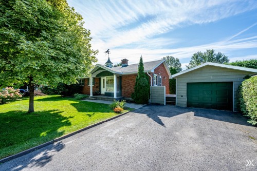 320 Rue Sherbrooke  Sainte-Thérèse, QC J7E 2C7