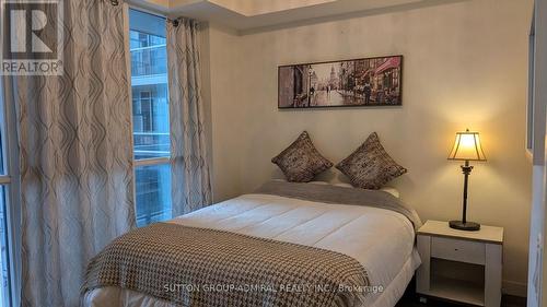 809 - 2093 Fairview Street, Burlington, ON - Indoor Photo Showing Bedroom