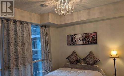 809 - 2093 Fairview Street, Burlington, ON - Indoor Photo Showing Bedroom