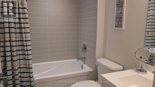 809 - 2093 Fairview Street, Burlington, ON - Indoor Photo Showing Bathroom