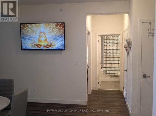 809 - 2093 Fairview Street, Burlington, ON - Indoor Photo Showing Other Room