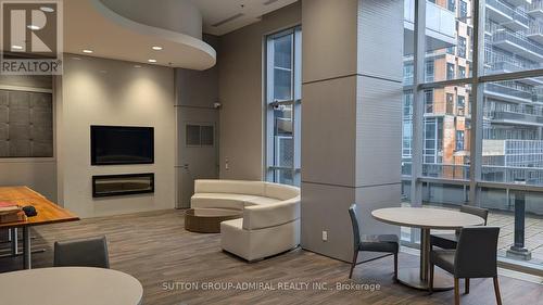 809 - 2093 Fairview Street, Burlington, ON - Indoor
