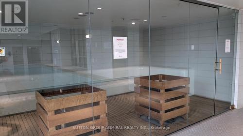 809 - 2093 Fairview Street, Burlington, ON - Indoor Photo Showing Bathroom
