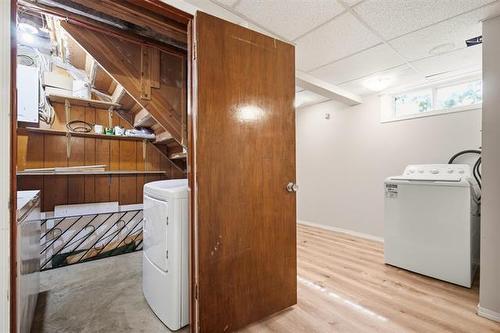 420 Dufferin Ave, Selkirk, MB - Indoor Photo Showing Laundry Room