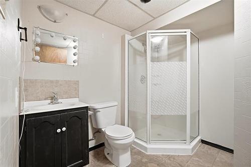 420 Dufferin Ave, Selkirk, MB - Indoor Photo Showing Bathroom