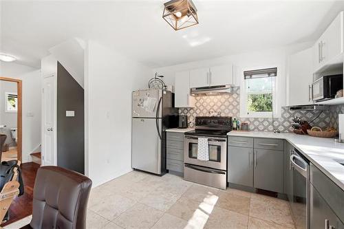 8 Skazyk Rd, St Andrews, MB - Indoor Photo Showing Kitchen With Double Sink