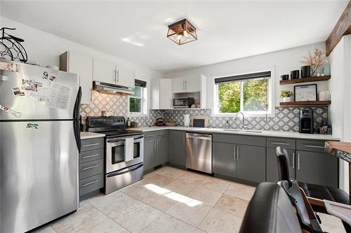 8 Skazyk Rd, St Andrews, MB - Indoor Photo Showing Kitchen With Double Sink With Upgraded Kitchen