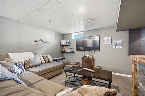 8 Skazyk Rd, St Andrews, MB - Indoor Photo Showing Living Room