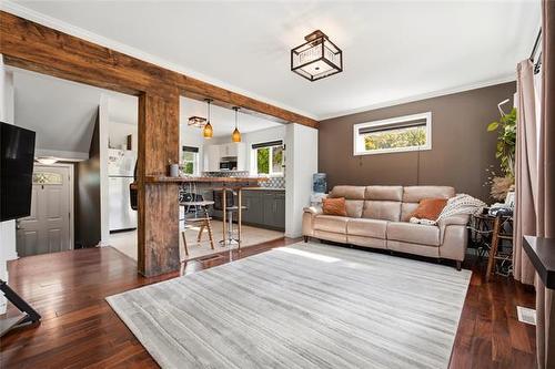 8 Skazyk Rd, St Andrews, MB - Indoor Photo Showing Living Room