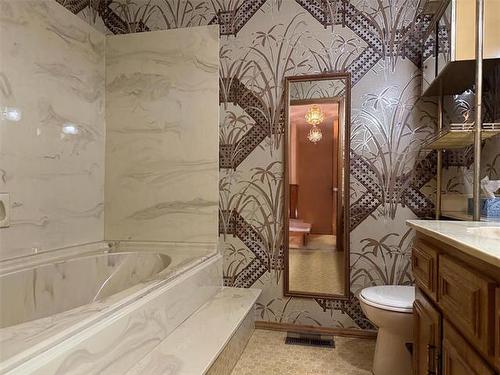55 Ambassador Row, Winnipeg, MB - Indoor Photo Showing Bathroom