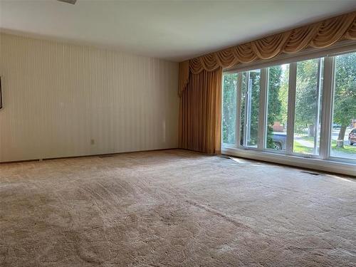 55 Ambassador Row, Winnipeg, MB - Indoor Photo Showing Other Room